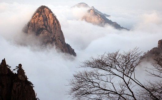 Парящие в тумане горы Хуаншань