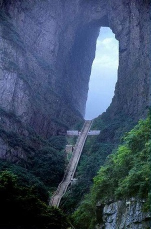 Небесные Врата - гора Тяньмень с отверстием