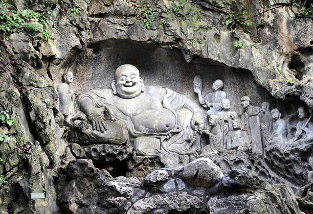 Смеющийся Будда высечен в скале