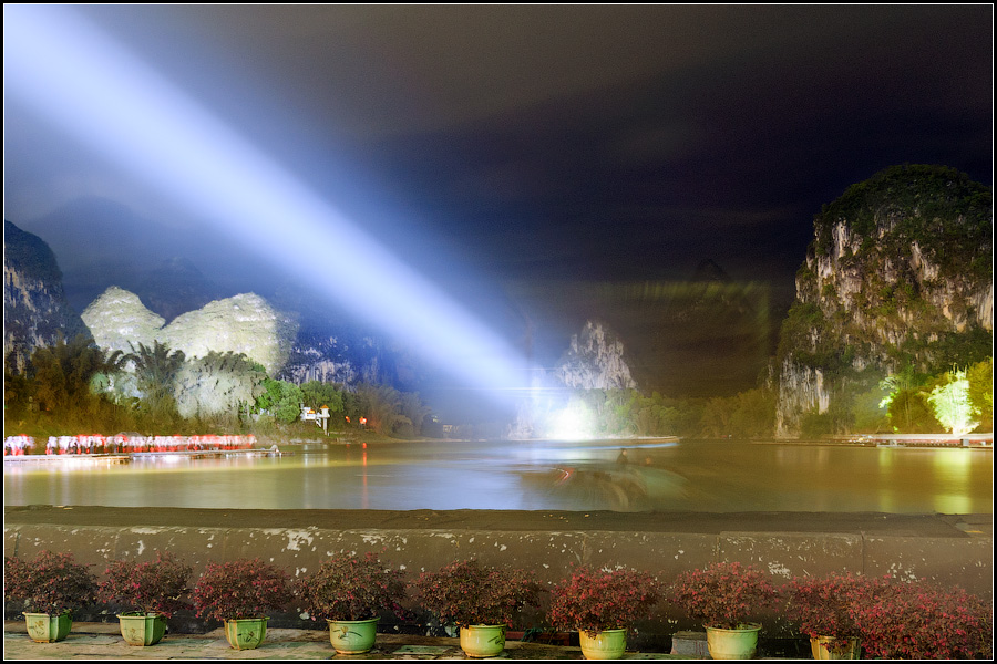 Лазерное шоу в городе Яншо