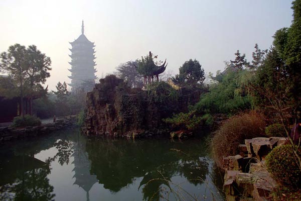 Пагода Северного храма украшает сад - парк Сучжоу
