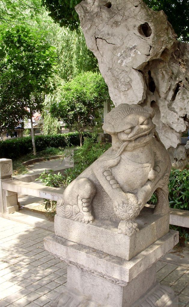 Скульптура у Северной пагоды в Сучжоу