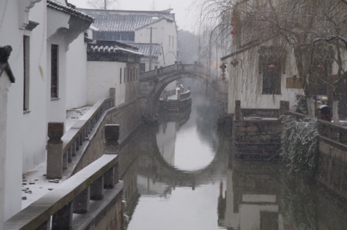 Достопримечательность Сучжоу - мосты и каналы зимой