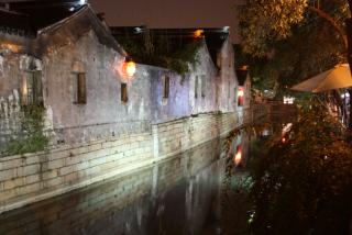 Достопримечательности Сучжоу -  каналы и домики ночью