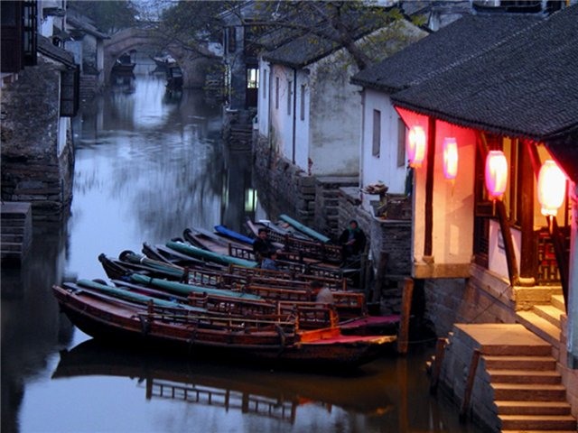 Достопримечательность Сучжоу - канал ночью