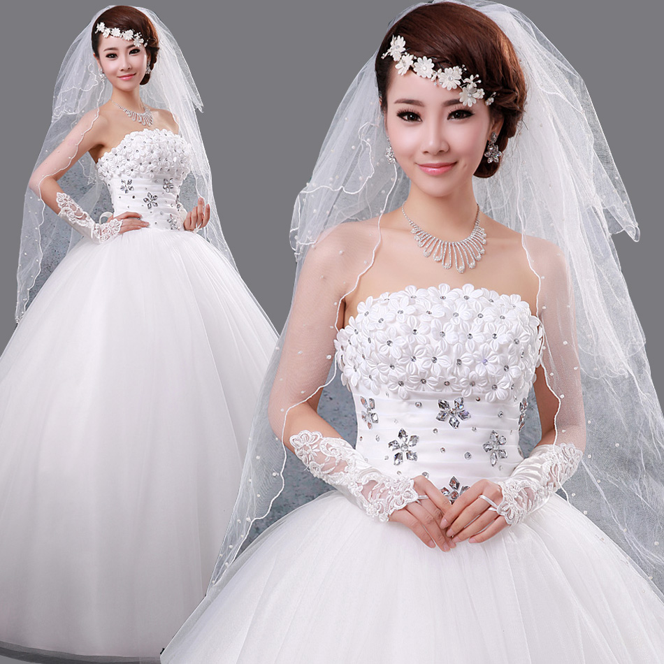 Модель свадебного платья в салоне Сучжоу