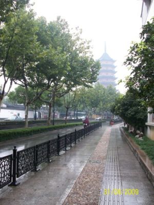 Улица с видом на пагоду в Сучжоу