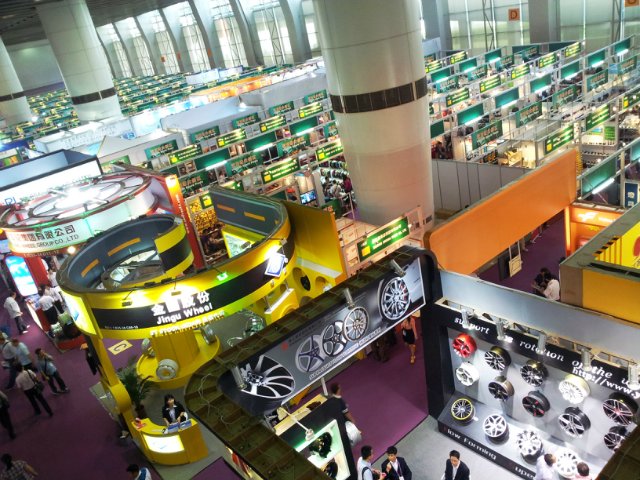 На выставке экспортных товаров Гуанчжоу - автомобили
