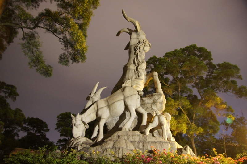 Достопримечательность Гуанчжоу - статуя пяти козлов